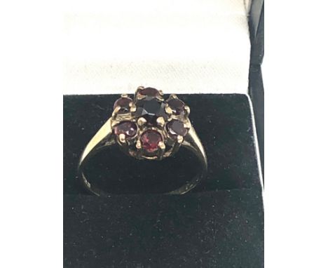 9ct gold garnet floral set ring (3.1g) 