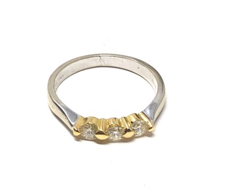 Fine 18ct white &amp; yellow gold diamond ring set with 3 diamonds measures 3mm diameter weight 2.9g 
