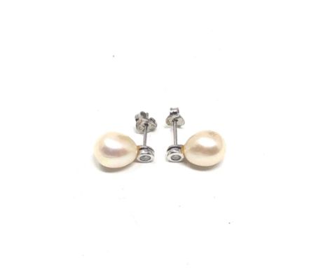 9ct white gold pearl &amp; diamond earrings (2.2g) 