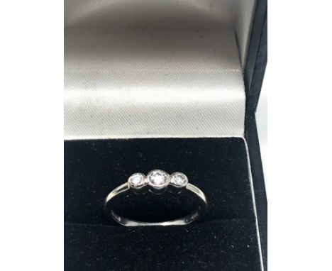 18ct white gold diamond ring set with 3 diamonds 0.25ct weight 2.9g 