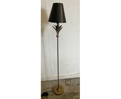 A floor lamp with palm botanical accents (H156cm)