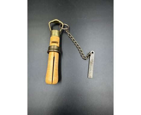 A cue tip replacement tool
