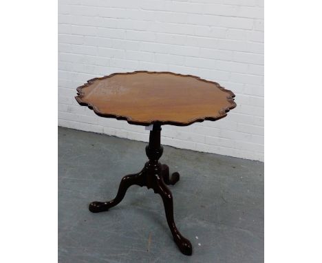 A Georgian mahogany wine table with pie crust edge and bird cage tilt action, on tripod support, 70 x 74cm