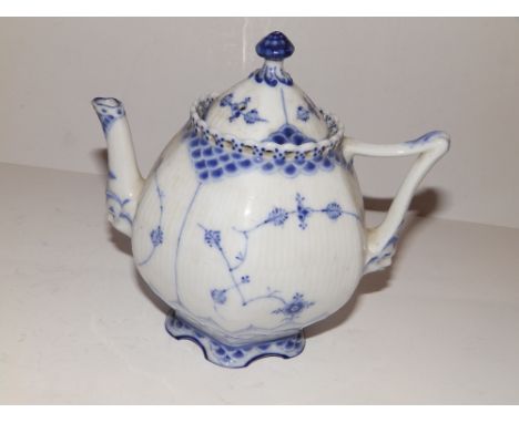 A blue & white continental porcelain teapot – cover with hairline crack.