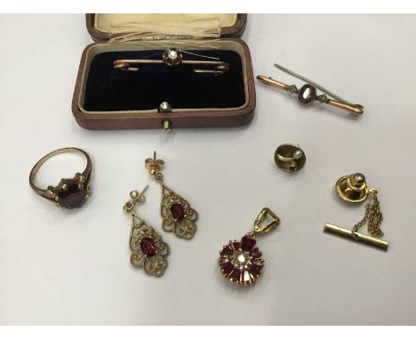 Group of jewellery to include Edwardian diamond single stone bar brooch, ruby and diamond pendant, pair of 9ct gold and garne