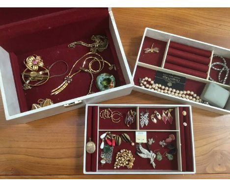 Box of vintage costume jewellery and bijouterie