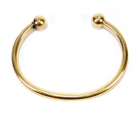 A 9ct yellow gold ball torque bangle, approx weight 13.7g.Additional InformationLight wear, very slight misshaping, scratches