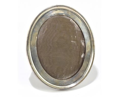 H. MATTHEWS; a George V oval photograph frame, Birmingham 1918, approx 3ozt/110g.Additional InformationThe year letter is rub