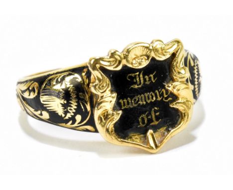 An early 19th century 18ct yellow gold and black enamelled mourning ring, the raised platform inscribed 'In memory of', the i