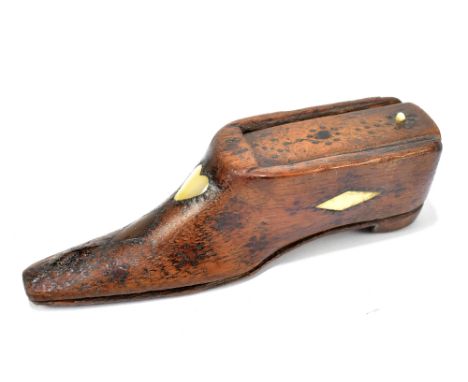 A Georgian snuff box in the form of a shoe with inlaid heart detail, length 10cm (af).Additional InformationLozenge shaped se