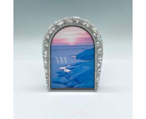 Part of the 'Crystal Celebrations' collection. A beautiful frame for a 3.5 x 5 photo. An arched frame decorated with clear st