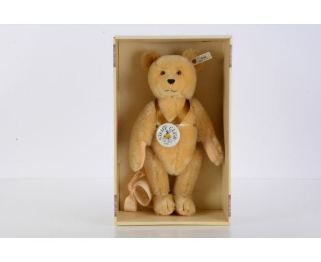 A Steiff Club Edition 1995/96 Baby Bear 1946 Blond replica, 682 for the year,  in original box with certificate --14in 935cm.