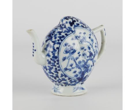 Chinese export blue and white porcelain Cadogan dao guan hu teapot in the form of a peach, late 19th century. Decorated throu