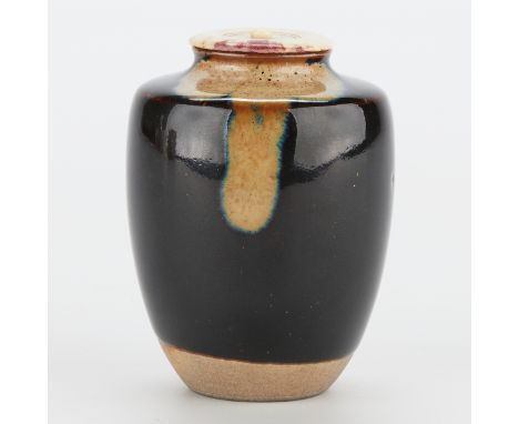 Small Japanese Edo period ceramic chaire or tea caddy for matcha, 18th to 19th century. Darkly glazed Seto Ware, stoneware wi