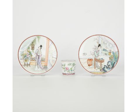 Group of three 20th century Chinese porcelain objects including a lidded cup and two plates. The plates are painted with eleg