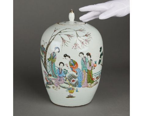 Chinese Guangxu Qing famille rose porcelain ginger jar with lid. Decorated along one side with five figures in a garden gathe