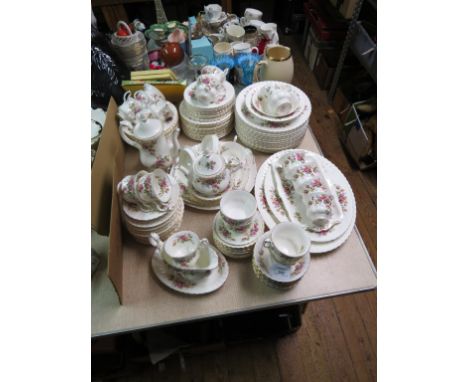 An extensive Royal Albert dinner and tea service, Moss Rose, approx. 121 pieces including teapot, coffee pot and oval serving