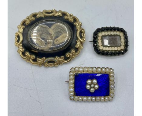 An unmarked yellow metal mourning brooch set with quartz panel and woven hair. Verso Rev'd J Risley. Died April 29th 1853. Ag