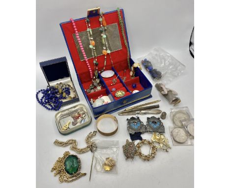 A collection of costume jewellery to include an Arts and Crafts pewter and turquoise enamel belt buckle. 