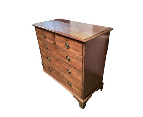 Georgian mahogany chest of 2 short over 3 long graduated drawers 108 cm L x 103 cm H x 53 cm D, damage to top veneer, broken 