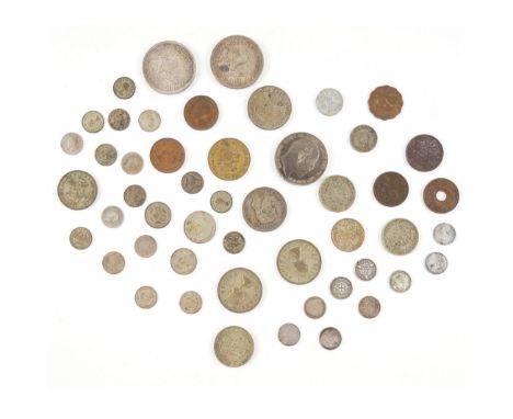 A GROUP OF BRITISH AND FOREIGN COINS (QTY)To include an Edward VII crown, 1902, two South Africa crowns, 1947 and 1949, four 