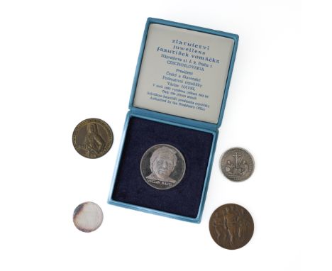 A GROUP OF FIVE MEDALLIONS (5)To include a silver medallion commemorating Martin Luther 1617-1717, a bronze gilt medallion co