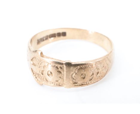 A 9 ct gold buckle ring, having floral engraved shoulders,  Birmingham, 1979, 1.95 g, size M, 