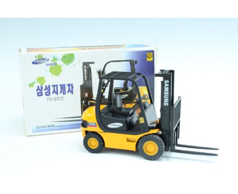 A Samsung 1:20 scale model fork lift truck