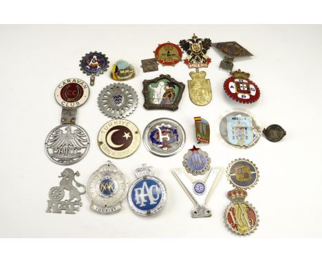 [ Classic car ] A large collection of vintage automobile club and related bumper and dash badges