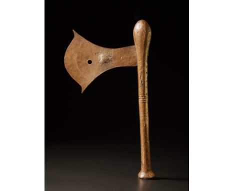 Nsapo o Songye - Democratic Republic of Congo Kilonda Ceremonial axe.Wood, copper iron.Signs of use. . Cm 22,00 x 39,00 x 3,5