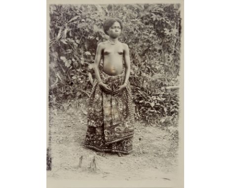 UNKNOWN ARTIST  Portrait of young indigenous woman.Gelatin print with silver salts.about 1906. . Cm 12,00 x 16,50.