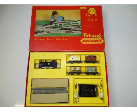 OO GAUGE MODEL RAILWAYS: A TRI-ANG RAILWAYS R3X Goods train set - G (with usual wagon warping) in G box