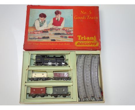 OO GAUGE MODEL RAILWAYS: A TRI-ANG RAILWAYS No. 5 Clockwork Goods Train Set- G (slight warping to some wagon rooves) in F/G b