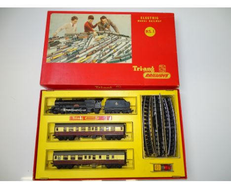 OO GAUGE MODEL RAILWAYS: A TRI-ANG RAILWAYS RS.1 train set - G/VG in G/VG box