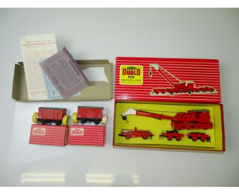 OO GAUGE MODEL RAILWAYS: A HORNBY DUBLO 4620 breakdown crane in gloss red with original packing piece, instructions and guara