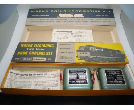 OO GAUGE MODEL RAILWAYS: A selection of WRENN items to include an empty WRENN 2221K Cardiff Castle kit box and a WHC400 Horn 