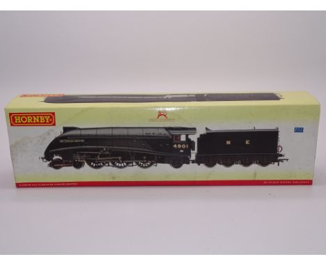 OO GAUGE MODEL RAILWAYS: A HORNBY R2338 A4 Class steam locomotive in LNER black livery 'Sir Charles Newton' - G/VG in F/G box