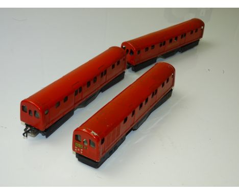 OO GAUGE MODEL RAILWAYS: An EVER READY battery operated Bakerloo line tinplate 3 car train - F/G (unboxed)