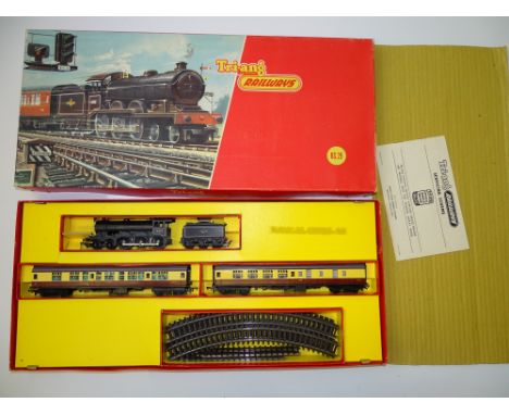 OO GAUGE MODEL RAILWAYS: A TRI-ANG RAILWAYS RS.29 passenger train set - G/VG  in G box