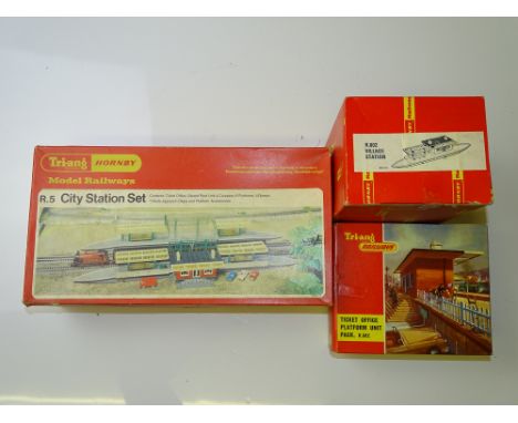 OO GAUGE MODEL RAILWAYS: A group of TRI-ANG station accessories to include an R5 City station set together with an R582 ticke