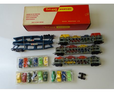 OO GAUGE MODEL RAILWAYS: A TRI-ANG HORNBY R666 Cartic Motorail transporter wagon - with 16 TRI-ANG MINIX cars (boxed no inter
