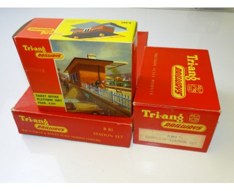 OO GAUGE MODEL RAILWAYS: A group of TRI-ANG station accessories to include an R80 complete station set together with an R582 