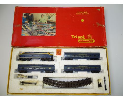 OO GAUGE MODEL RAILWAYS: A TRI-ANG (Australia) R4D electric model railway train set with trans Australia loco and coaches - G