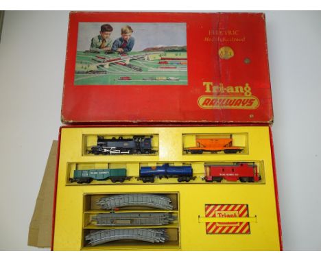 OO GAUGE MODEL RAILWAYS: A TRI-ANG RAILWAYS RKX transcontinental goods train set - G/VG in  F box (big repair to lid)
