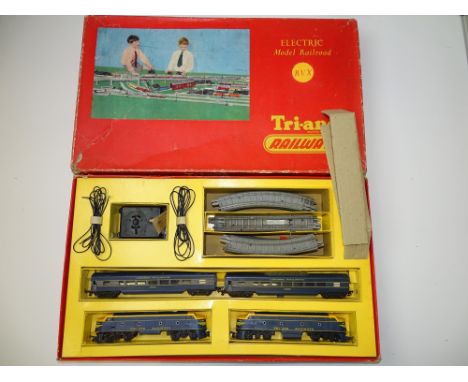 OO GAUGE MODEL RAILWAYS: A TRI-ANG RAILWAYS RVX Transcontinental passenger train set - G/VG in G box