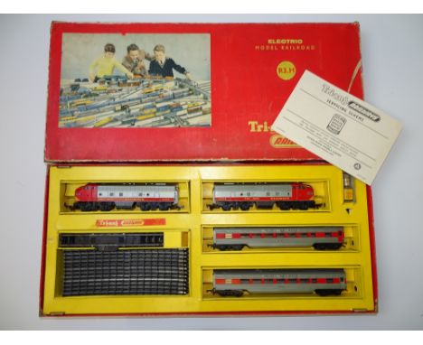 OO GAUGE MODEL RAILWAYS: A TRI-ANG RAILWAYS R3.H Transcontinental Passenger train set - G/VG in F/G box