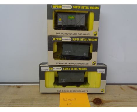 OO GAUGE MODEL RAILWAYS: A group of rarer WRENN wagons to include: 2 x W5089 and a W5105 refrigerator and banana vans - VG/E 