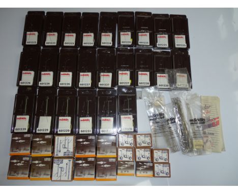 Z GAUGE MODEL RAILWAYS: A large quantity of MARKLIN street, platform and yard lighting together with catenary and catenary ac