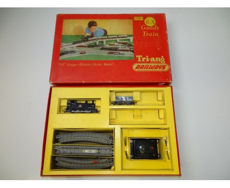 OO GAUGE MODEL RAILWAYS: A TRI-ANG RAILWAYS R3X Goods train set (incomplete) - G in F/G box