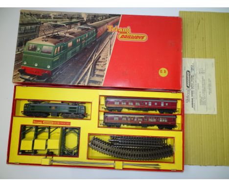 OO GAUGE MODEL RAILWAYS: A TRI-ANG RAILWAYS RS.36 passenger train set with full overhead catenary - appears complete - VG in 